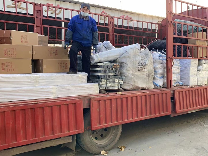 光纜金具及鐵附件專車發(fā)往阿拉善電業(yè)局